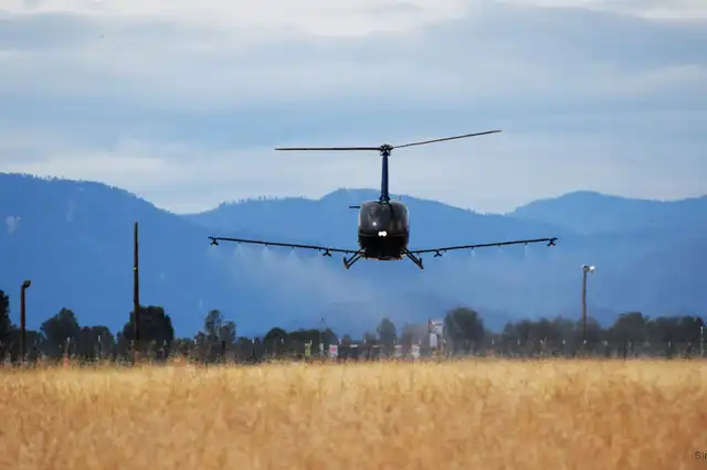 Helicóptero agrícola con equipo de aspersión