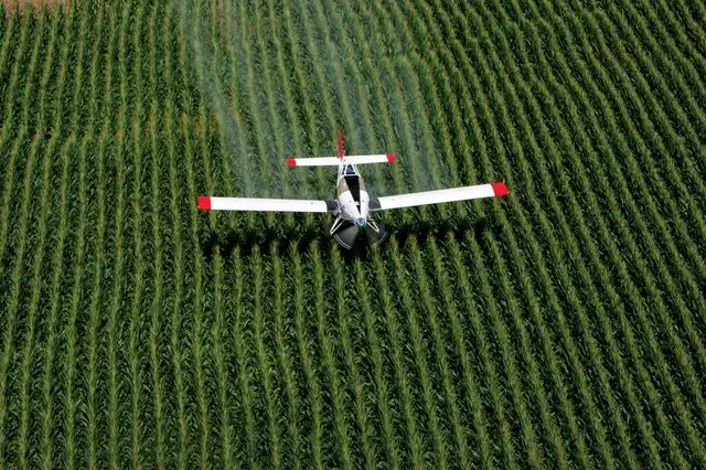 Avión de fumigación agrícola en vuelo