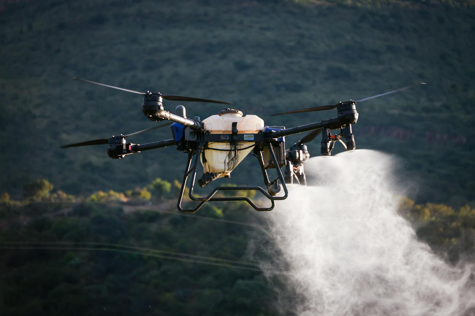 Drone agrícola pulverizando un cultivo